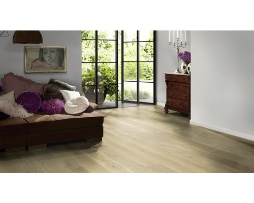 Helles Wohnzimmer mit Holzboden, Sofa und Kommode