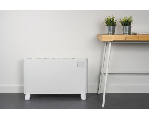 Elektrischer Konvektionsheizer neben einem Schreibtisch