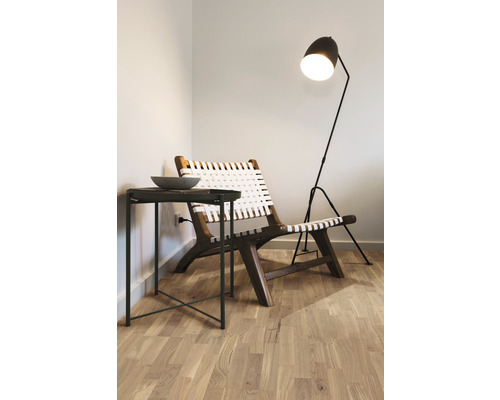 Zimmerszene mit Sessel, Stehlampe und Beistelltisch