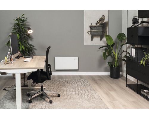 Büro mit Schreibtisch, Bürostuhl, Heizkörper und Dekoration