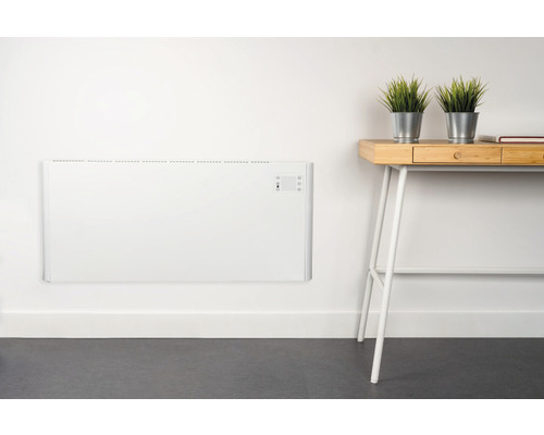 Wandkonvektorheizung im Raum mit Schreibtisch und Dekoration