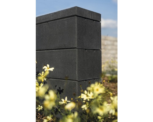 Pfeiler aus Betonsteinen im Garten