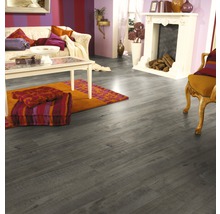 Wohnzimmer mit Laminatboden in Holzoptik, Couch, Teppich und Kamin