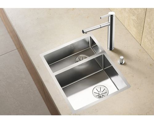 Spültisch mit zwei Becken und Wasserhahn