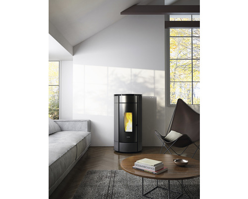 Wohnzimmer mit Pelletofen, Couch, Sessel und Tisch