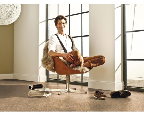 Heller Raum mit Korkboden und Mann in braunem Sessel