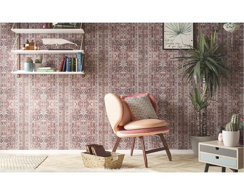 Wohnzimmer mit gemusterter Tapete, Sessel, Regal und Zimmerpflanze