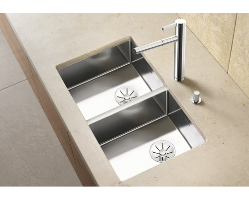 Spüle mit zwei Becken und Armatur aus Edelstahl