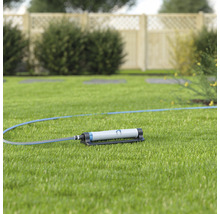 Gartensprenger mit Schlauch auf Rasen