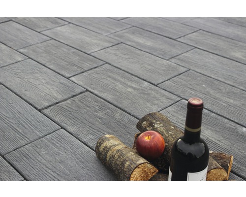 Terrassenplatten in Holzoptik mit Weinflasche, Apfel und Holzscheiten