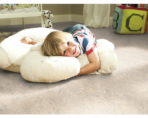 Kinderzimmer mit Korkboden und Kind auf einem Kissen