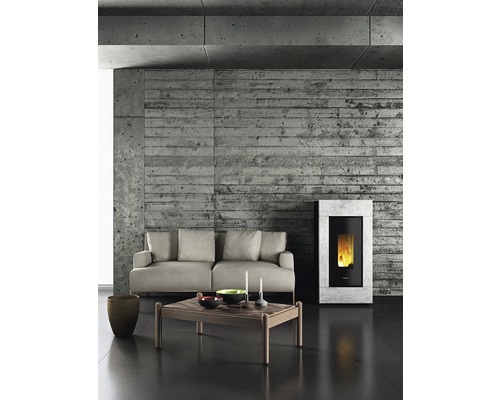 Wohnzimmer mit Sofa, Tisch und Kaminofen