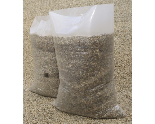 Zwei Säcke mit Kies