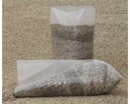 Zwei Säcke mit Zierkies