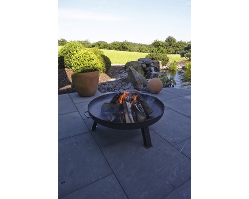 Gartenszene mit Feuerstelle, Holz und Teichanlage