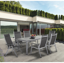 Gartensitzgruppe mit Tisch, Sesseln und Stühlen auf einer Terrasse