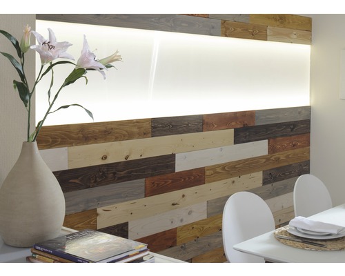 Wandverkleidung aus Holzpaneelen mit Beleuchtung, kombiniert mit dekorativer Vase und Büchern in einem Esszimmer.