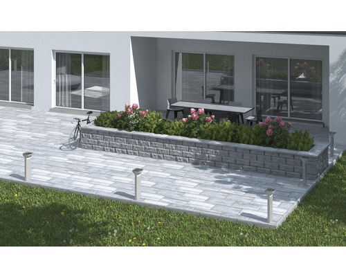 Terrasse mit Pflanzbeet aus Stein und Solarleuchten