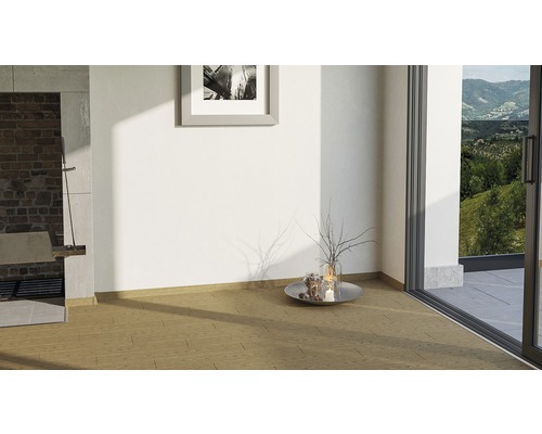 Heller Raum mit Bodenbelag, Kamin und Terrassentür