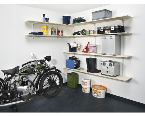 Garage mit Regalsystem, Werkzeugen und Motorrad