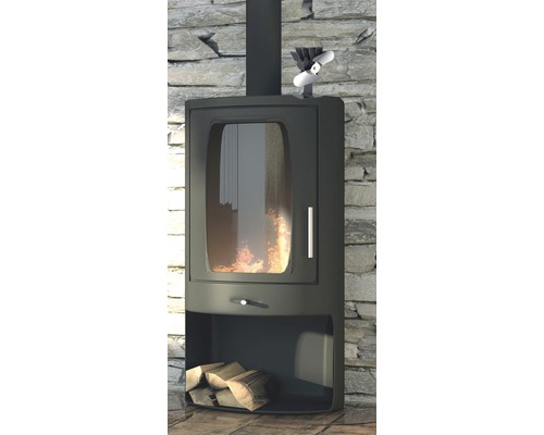 Kaminofen mit Holzfach und Ventilator vor Steinwand