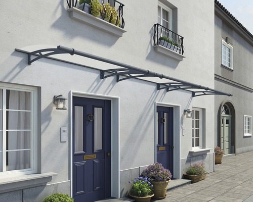 Vordachkonstruktion aus Metall über Hauseingangstüren.