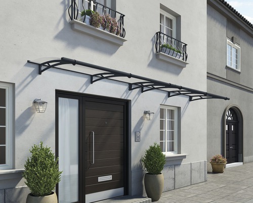 Vordach über einer Haustür an einem Wohnhaus