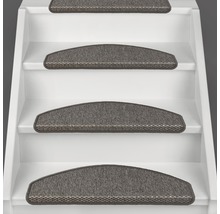 Treppen mit grauen Teppichstufenmatten.