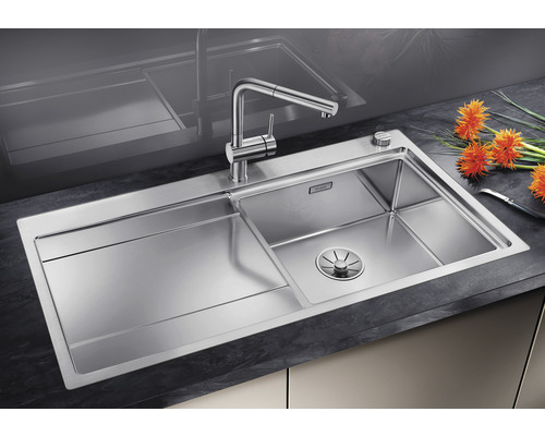 Spüle aus Edelstahl mit Abtropffläche und Wasserhahn