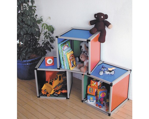 Spielzeugregal mit Spielsachen, Büchern und Stofftieren