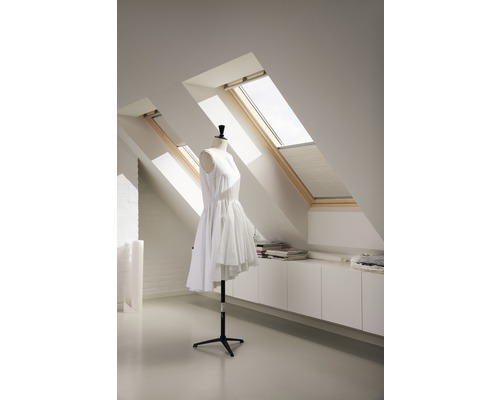 Heller Dachbodenraum mit Dachfenstern und Schneiderpuppe