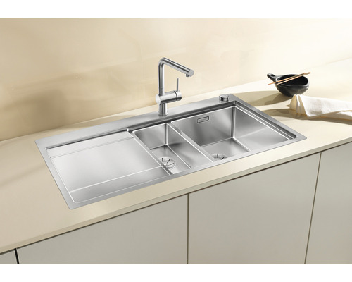 Spültisch aus Edelstahl mit Abtropffläche und Wasserhahn