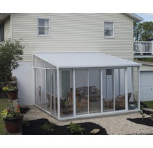 Wintergartenanbau mit Glaswänden und -dach an einem Wohnhaus.