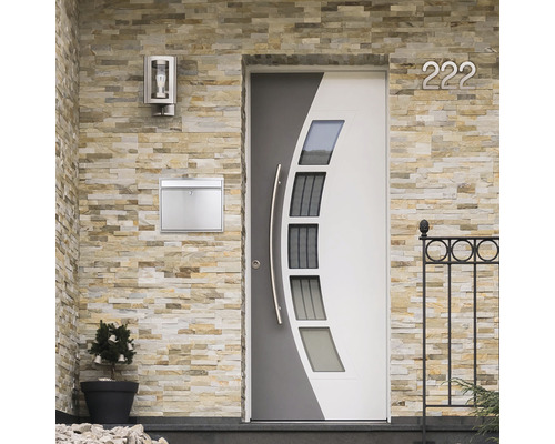Moderne Haustür mit Glaseinsätzen, Briefkasten und Hausnummer an einer Steinwand
