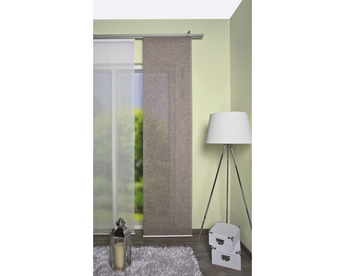 Raum mit Schiebegardinen, Stehlampe und Teppich