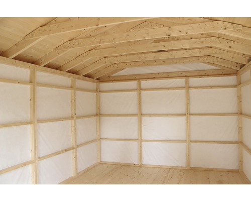 Innenansicht eines Gartenhauses mit Holzrahmen und Deckenbalken