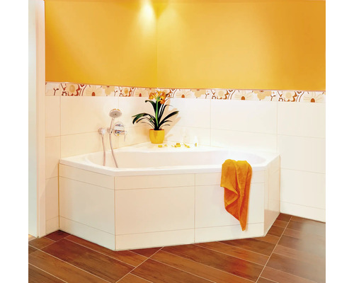 Eckbadewanne mit Armatur, Handtuch und dekorativer Pflanze in hellem Badezimmer