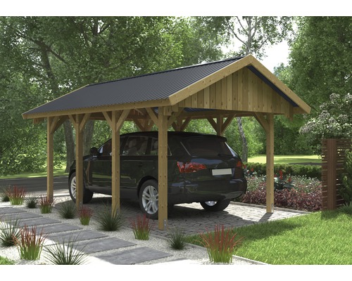 Carport aus Holz mit Auto auf einem gepflasterten Stellplatz