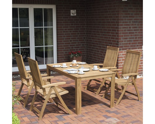 Gartenszene mit Holztisch und Holzstühlen auf einer Terrasse
