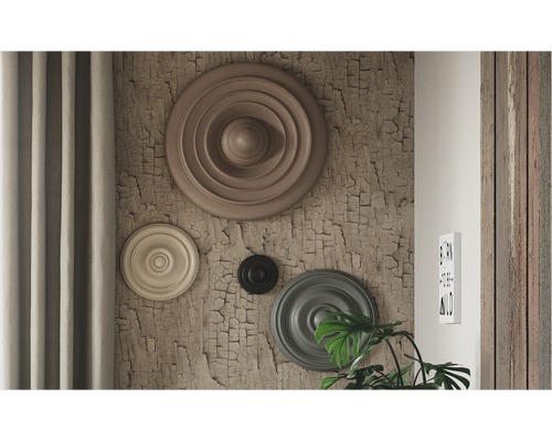 Wohnraum mit Stuckrosetten an einer Wand mit rissiger Oberfläche