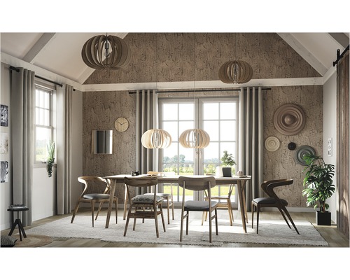 Heller Essbereich mit Esstisch, Stühlen und dekorativen Lampen