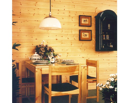 Esszimmer mit Holzwand, Esstisch mit Stühlen und Dekoration