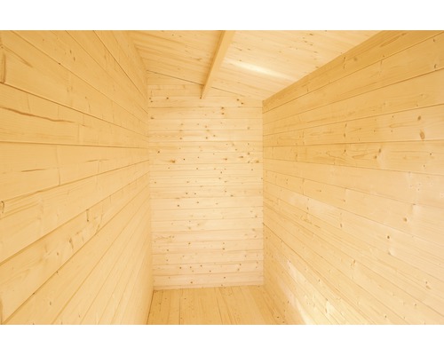 Innenansicht eines Gartenhauses mit Holzwänden, Holzboden und Holzbalkendecke