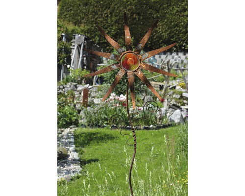 Dekorative Gartenstecker in Form einer rostigen Blume im Garten