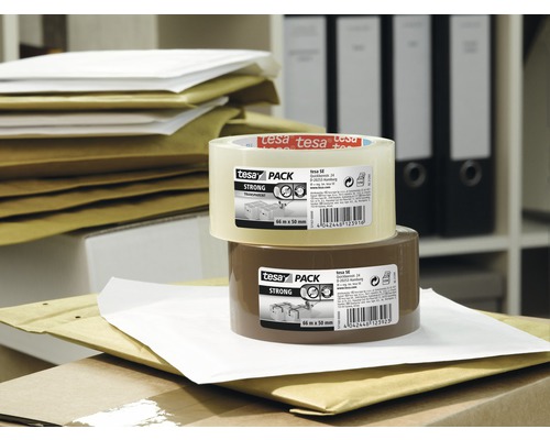 Zwei Rollen Tesa Pack Klebeband auf einem Stapel Versandtaschen