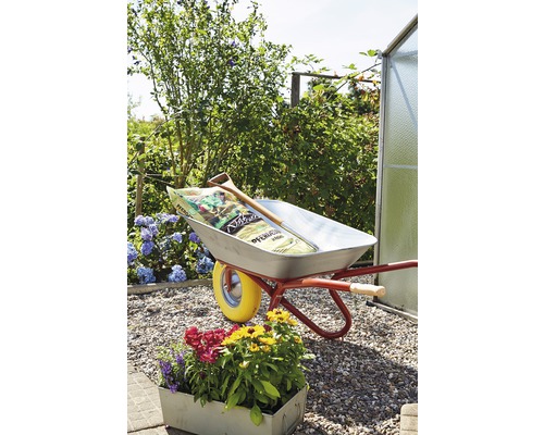 Garten Szene mit Schubkarre, Blumenerde und Pflanzschaufel