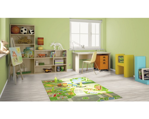 Kindgerechtes Zimmer mit Regalen, Schreibtisch, Stuhl und Spielteppich