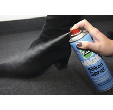 Auftragen von TIXL Magic Silikonspray auf einen Schuh