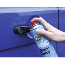 Anwendung von Tixo Magic Silikonspray auf einem Autotürschloss