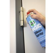 Eine Dose Silikonspray wird auf ein Türscharnier gesprüht.